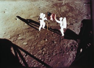 U8 - Neil Armstrong Edwin Aldrin on moon